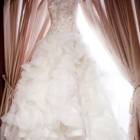 Spanish designer wedding gown with long vail. - Picture 6 of 10